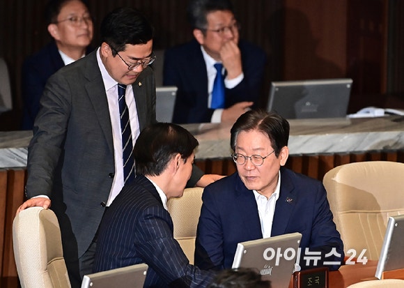[포토]<b>대화</b> 나누는 <b>이재명</b>-<b>조국</b>