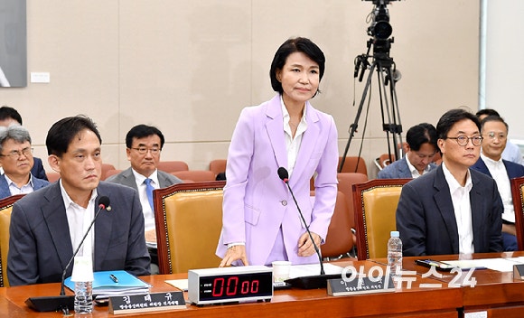 [포토]방송장악 2차 <b>청문회</b> 참석한 <b>이진숙 방통위원장</b>