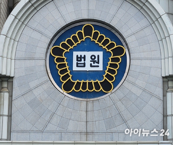 The Seoul Central District Court's Criminal Division 14 (Judge Kim Yurang) sentenced a man in his 20s, identified as Park, to five years in prison for violating the Act on Special Cases Concerning the Punishment of Sexual Crimes (use of cameras for shooting) and other charges related to the production and distribution of pornographic materials. The photo shows the exterior of the Seoul Central District Court. [Photo=iNews24