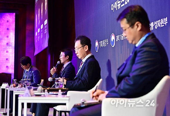 민정훈(왼쪽부터) 국립외교원 미주연구부 교수와 강구상 대외경제정책연구원 연구위원, 김계수 성균관대학교 정보통신대학 교수, 조성대 한국무역협회 통상연구실 실장이 23일 서울 중구 롯데호텔 크리스탈볼룸에서 열린 아이포럼