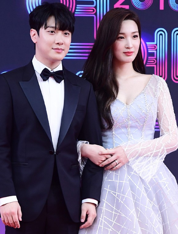 '성매매 의혹' <b>최민환</b>, 대만 공연 무대 뒤에서 연주…GMF는 불참