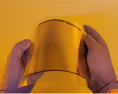 A domestic research team produced a large-area module measuring 10cm x 10cm using a perovskite solar cell film manufactured via the roll-to-roll coating process. [Photo=Chemical Research Institute]