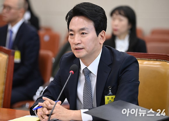 <b>박장범</b> KBS <b>사장 후보자</b> "'파우치' 공식 명칭 사용한 것뿐"
