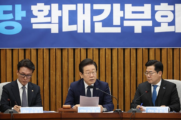'위증교사 선고' 앞둔 <b>이재명</b> "<b>사법부</b> 비난 바람직하지 않아"