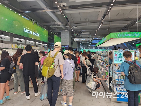 20일 오후 올리브영 명동타운점이 사람들로 붐비고 있다. [사진=아이뉴스24 DB]