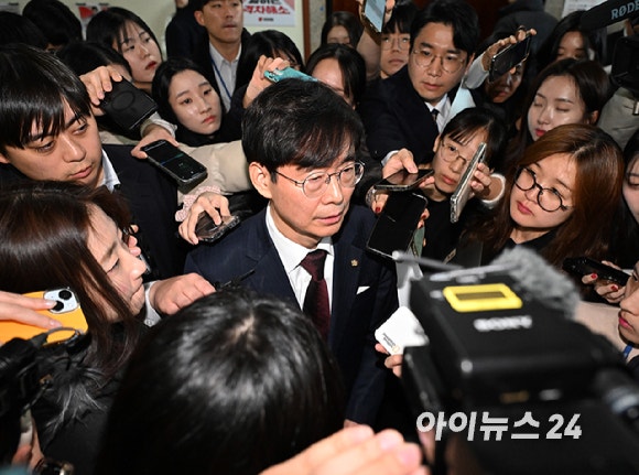 <b>조경태</b> "<b>한동훈</b>, 쫓겨난 것…'계엄옹호당' 되지 말아야"