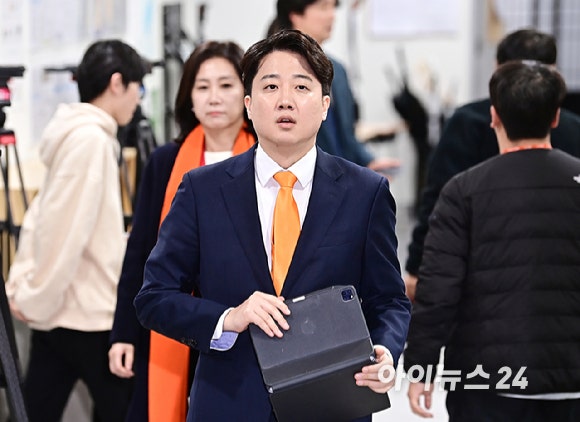 이준석 개혁신당 공동대표가 지난 2월 20일 오전 서울 여의도 국회 소통관에서 이낙연 대표의 새로운미래와의 통합 결렬 관련 기자회견에 참석하고 있다. [사진=곽영래 기자]