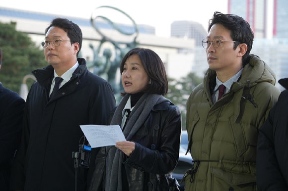 허은아(가운데) 개혁신당 대표가 지난 14일 국회 본회의에서 '대통령 탄핵소추안'이 가결되자 입장문을 발표하고 있다. 왼쪽부터 천하람 원내대표, 이기인 수석 최고위원 [사진=개혁신당]
