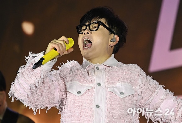구미에 이어 김해도…'<b>이승환 콘서트</b>' 찬반 논란