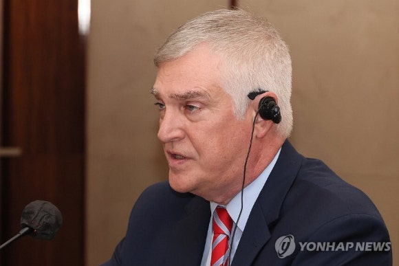 <b>트럼프 측근</b> "北과 <b>협상</b> 때 한미훈련 중단 고려할만"