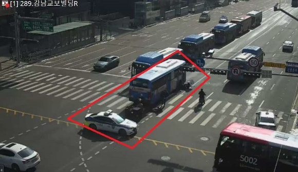 설날 <b>강남</b>서 <b>오토바이</b>-<b>버스</b> 추돌…<b>오토바이</b> 운전자, 사망