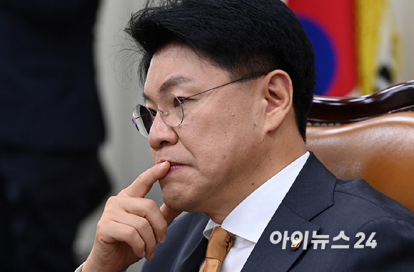 '<b>성폭력 피소</b>' 與 <b>장제원</b>, 탈당 시사…"엄중 시국, 당에 부담"