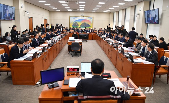 정무위, '<b>홈플러스</b> 사태' <b>김병주</b> <b>MBK</b> 회장 증인 채택