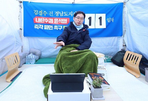 '尹 파면 촉구' <b>김경수</b>, <b>단식</b> 14일 만에 <b>병원 이송</b>