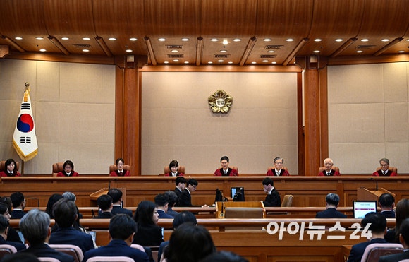 [포토] <b>헌법</b>재판관 8인, 윤석열 파면 '만장일치' 인용