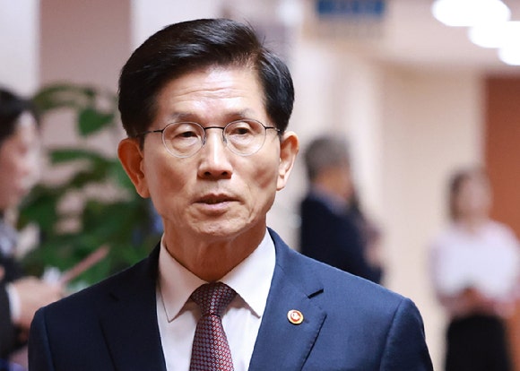 <b>김문수</b>, 조기 <b>대선 출마</b>⋯오늘 장관직 사퇴