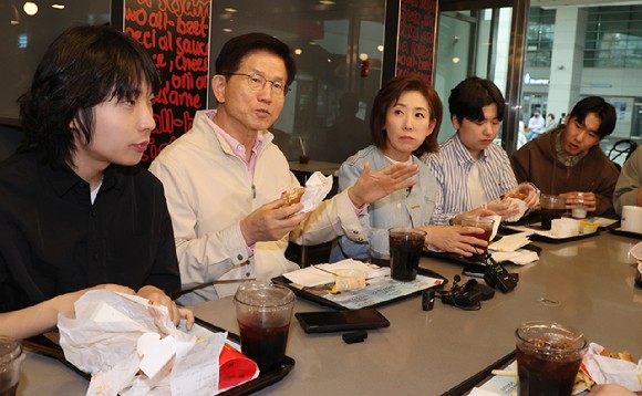 '햄버거 회동' <b>김문수</b>-<b>나경원</b>…"어느 후보와도 <b>협력</b>"
