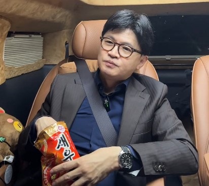 한동훈 국민의힘 대선 예비후보가 자신의 유튜브에서 라이브를 진행중이다. [사진=한동훈 유튜브]