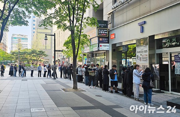 지난 달 28일 오전 서울 마포구에 위치한 T월드 매장에 유심을 교체하러 온 SK텔레콤 고객들이 줄을 지어 서 있다.[사진=정소희 기자]