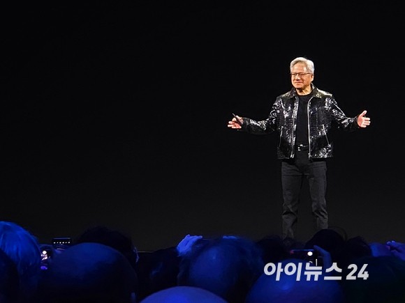 지난 1월 6일(현지시각) 미국 라스베이거스 만달레이 베이 호텔에서 열린 엔비디아 CES 키노트에서 젠슨 황 엔비디아 최고경영자(CEO)가 기조연설하고 있다.[사진=안세준 기자]