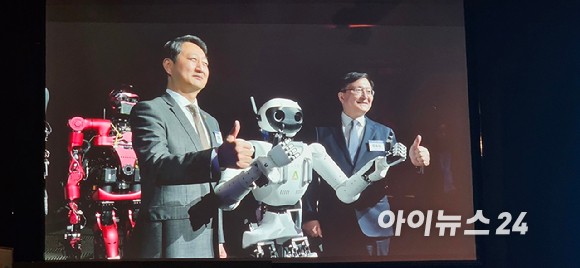 안덕근 산업통상자원부 장관(왼쪽)과 유홍림 서울대 총장이 10일 서울 중구 더플라자호텔에서 열린 K-휴머노이드 연합 출범식에서 에이로봇의 휴머노이드 로봇 '엘리스'와 기념사진을 찍고 있다.[사진=박지은 기자]