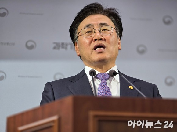 유상임 과학기술정보통신부 장관이 정부세종청사에서 브리핑을 열고 핵심과제별 지난 3월 주요실적 및 4월 추진계획에 대해 발표하고 있다.[사진=안세준 기자]