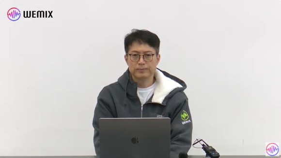 김석환 위믹스 싱가포르 대표가 3일 기자간담회에서 DAXA를 성토하고 있다.[사진=위메이드]
