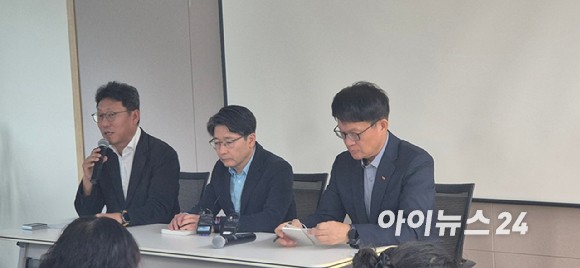 (왼쪽부터) SK텔레콤 김희섭 PR센터장,임봉호 MNO사업부장,류정환 네트워크인프라 센터장이 3일 열린 SK텔레콤 데이터 유출 사태 대응 데일리 브리핑에 참석해 있다.[사진=서효빈 기자]