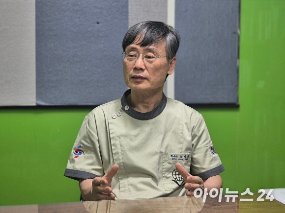 송상화 부산광역시한의사회 회장이 2일 아이뉴스24와 인터뷰를 진행하고 있다. [사진=정예진 기자]