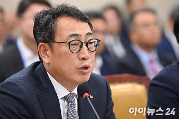 유영상 SK텔레콤 대표이사가 지난달 30일 국회 과학기술정보방송통신위원회의에서 열린 방송통신 분야 청문회에서 질의에 답변하고 있다.[사진=곽영래 기자]