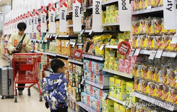 서울의 한 대형마트에서 손님들이 장을 보고 있다.[사진=연합뉴스]
