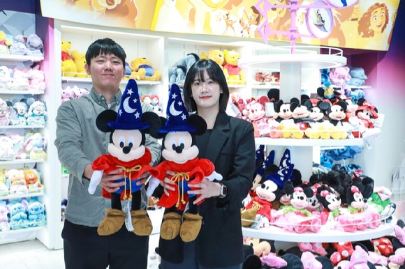 현대프리미엄아울렛 김포점 디즈니 스토어에서 직원들이 대표 인기 상품을 소개하고 있다.[사진=현대백화점]