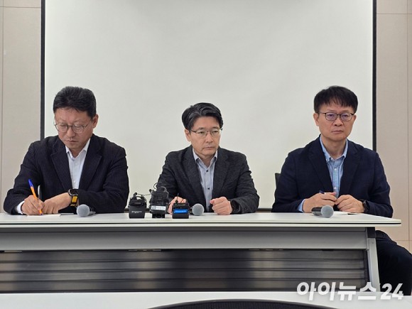 4일 오전 서울 중구 SK T타워에서 열린 SK텔레콤 데일리(일간) 브리핑에서 왼쪽부터 김희섭 센터장,임봉호 SK텔레콤 MNO사업부장,<a href=