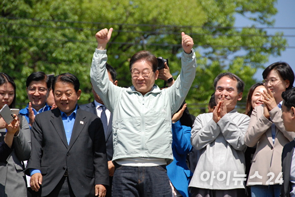 4일 더불어 민주당 이재명 대선후보가 경북 영주에서 열린 '선비문화축제'를 찾아 지역 유권자들과 인사를 하고 있다.[사진=김은경 기자]