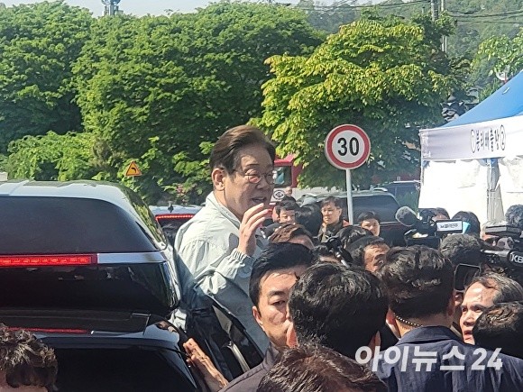 4일 더불어 민주당 이재명 대선후보가 경북 영주에서 열린 '선비문화축제'를 찾아 지역 유권자들과 인사를 하고 있다.[사진=김은경 기자]