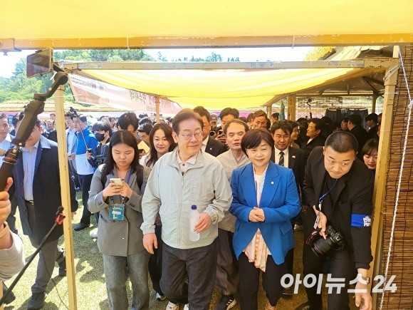 4일 더불어 민주당 이재명 대선후보가 경북 영주에서 열린 '선비문화축제'를 찾아 지역 유권자들과 인사를 하고 있다.[사진=김은경 기자]