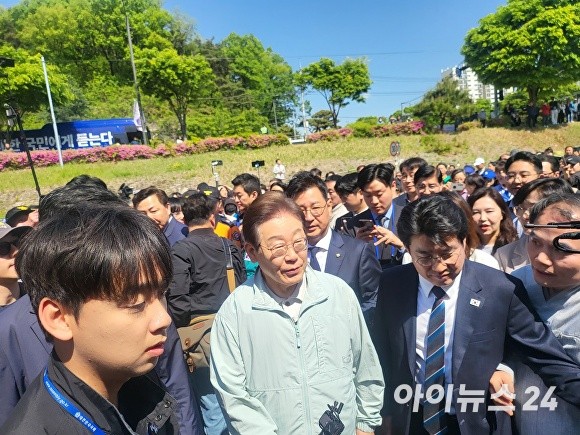 4일 더불어민주당 이재명 대선후보가 경북 영주에서 열린 '선비문화 축제'를 찾아 대구·경북(TK) 지역 유권자들과 인사를 하고 있다.[사진=김은경 기자]