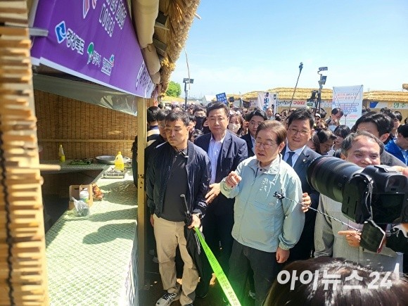 4일 더불어민주당 이재명 대선후보가 경북 영주에서 열린 '선비문화축제'를 방문하고 있다.[사진=김은경 기자]