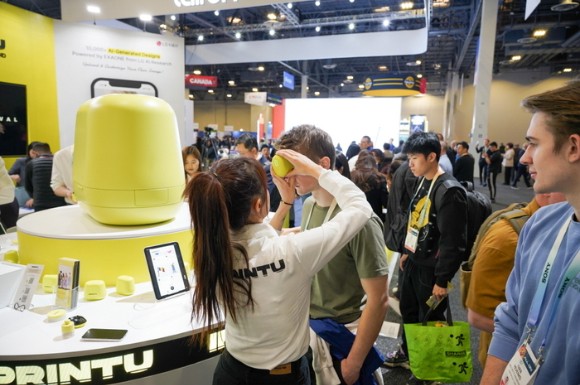 CES 2024 LG생활건강의 '임프린투' 부스에서 한 관람객이 임프린투 기기로 자신의 얼굴에 타투를 그려 넣고 있다.[사진=LG생활건강]