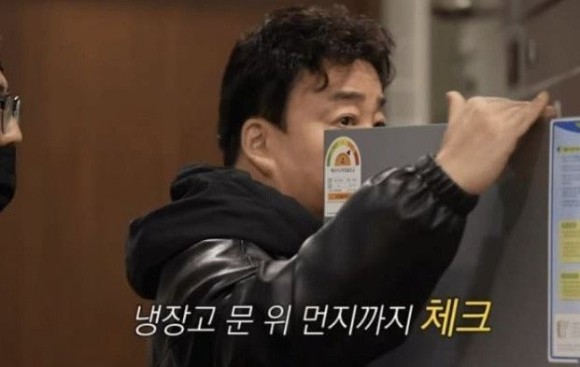 타 식당 주방 냉장고 먼지를 체크하고 있는 백종원 더본코리아 대표.[사진=유튜브 캡처]