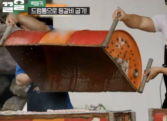 백종원 더본코리아 대표가 녹이 슨 듯한 찜통을 구이 요리에 사용하는 모습.[사진=유튜브]