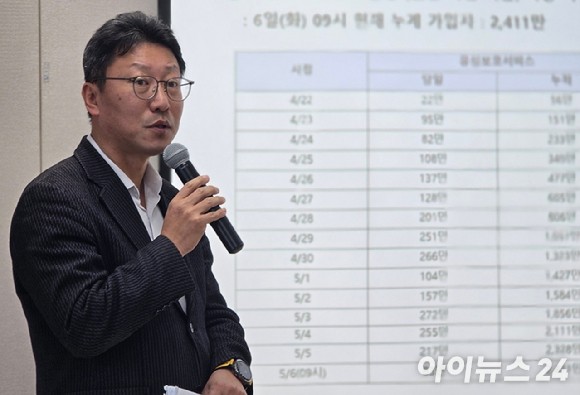 6일 오전 서울 중구 삼화타워에서 진행된 유심(USIM) 일부 정보 유출 관련 SK텔레콤의 데일리(일간) 브리핑에서 김희섭 SK텔레콤 PR센터장이 발표하고 있다.[사진=안세준 기자]