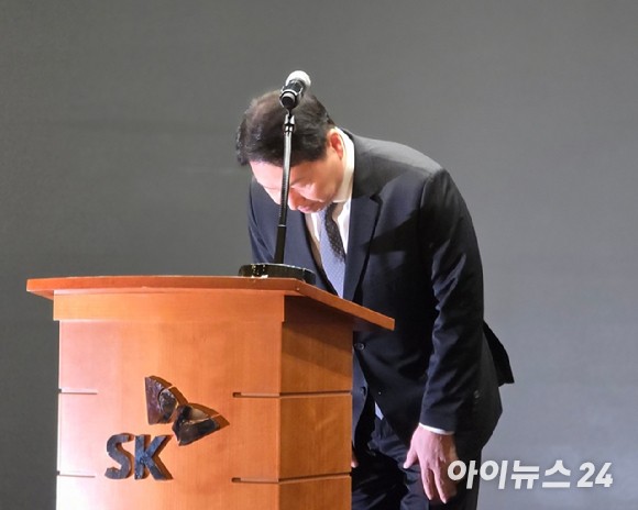 최태원 SK그룹 회장이 7일 오전 서울 중구 SK T타워에서 열린 SKT 해킹 관련 일일브리핑에서 대국민 사과를 진행하고 있다.[사진=안세준 기자]