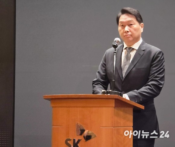 최태원 SK그룹 회장이 7일 오전 서울 중구 SK T타워에서 열린 SKT 해킹 관련 일일브리핑에서 대국민 사과를 진행하고 있다.[사진=안세준 기자]