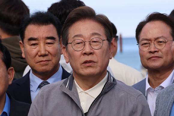 더불어민주당 이재명 대선 후보가 '골목골목 경청투어' 사흘째인 지난 3일 강원도 삼척해수욕장을 찾아 도민들을 만난 뒤 국민의힘 김문수 대선 후보 선출과 관련한 취재진 질문에 답하고 있다.2025.5.3 [사진=연합