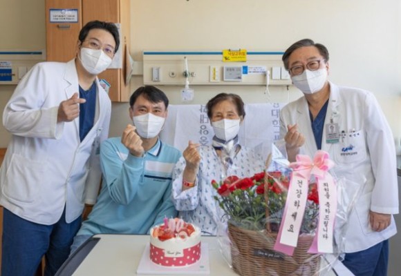 중앙대의료원 100번째 간 이식 수술을 마치고 기증자인 아들(사진 왼쪽에서 두 번째)과 수혜자인 어머니(사진 왼쪽에서 세 번째)가 의료진과 함께 건강한 모습으로 기념 촬영을 하고 있다.[사진=중앙대의료원]