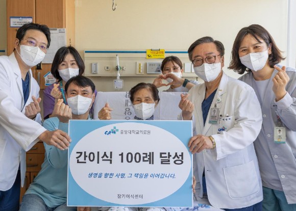 중앙대병원 장기이식센터 의료진은 모자를 위한 축하 자리를 마련했다.[사진=중앙대의료원]