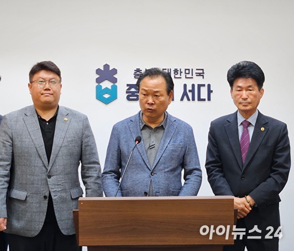 충북도의회 국민의힘 이동우(가운데) 의원이 7일 충북도청 브리핑룸에서‘김문수·한덕수 후보 간 단일화’를 촉구하는 기자회견문을 낭독하고 있다.[사진=장예린 기자]