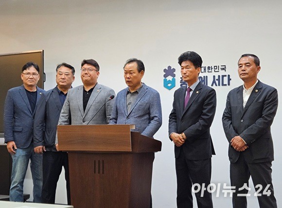충북도의회 국민의힘 의원들이 7일 충북도청 브리핑룸에서‘김문수·한덕수 후보 간 단일화’를 촉구하는 기자회견을 열고있다.[사진=장예린 기자]