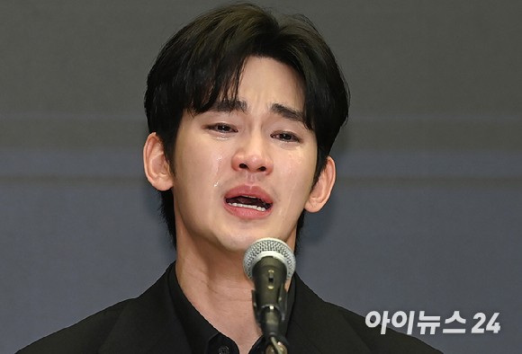 배우 김수현이 지난 3월 31일 서울 마포구 상암동 스탠포드호텔 서울에서 기자회견을 하고 있다.[사진=곽영래 기자]